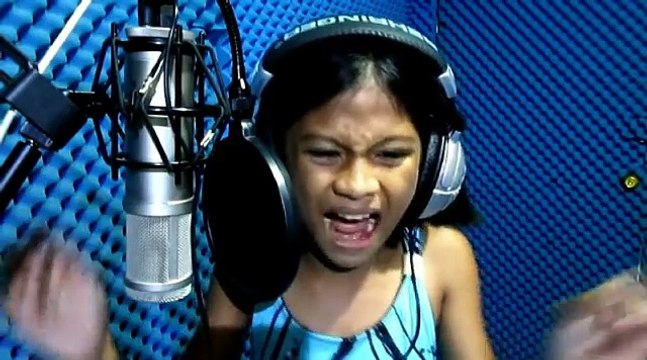 Questa bambina vi lascerà a bocca aperta: canta come Celine Dion ed ha solo 10 anni