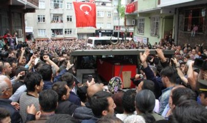 Şehidi Binlerce Mahalleli Dualarla Uğurladı