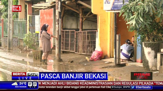Warga Pondok Gede Masih Sibuk Membersihkan Lumpur