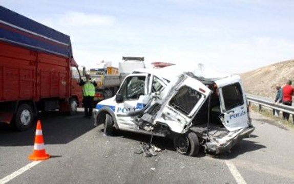 Kamyon Polis Otosuna Çarptı: 2'si Polis 3 Yaralı