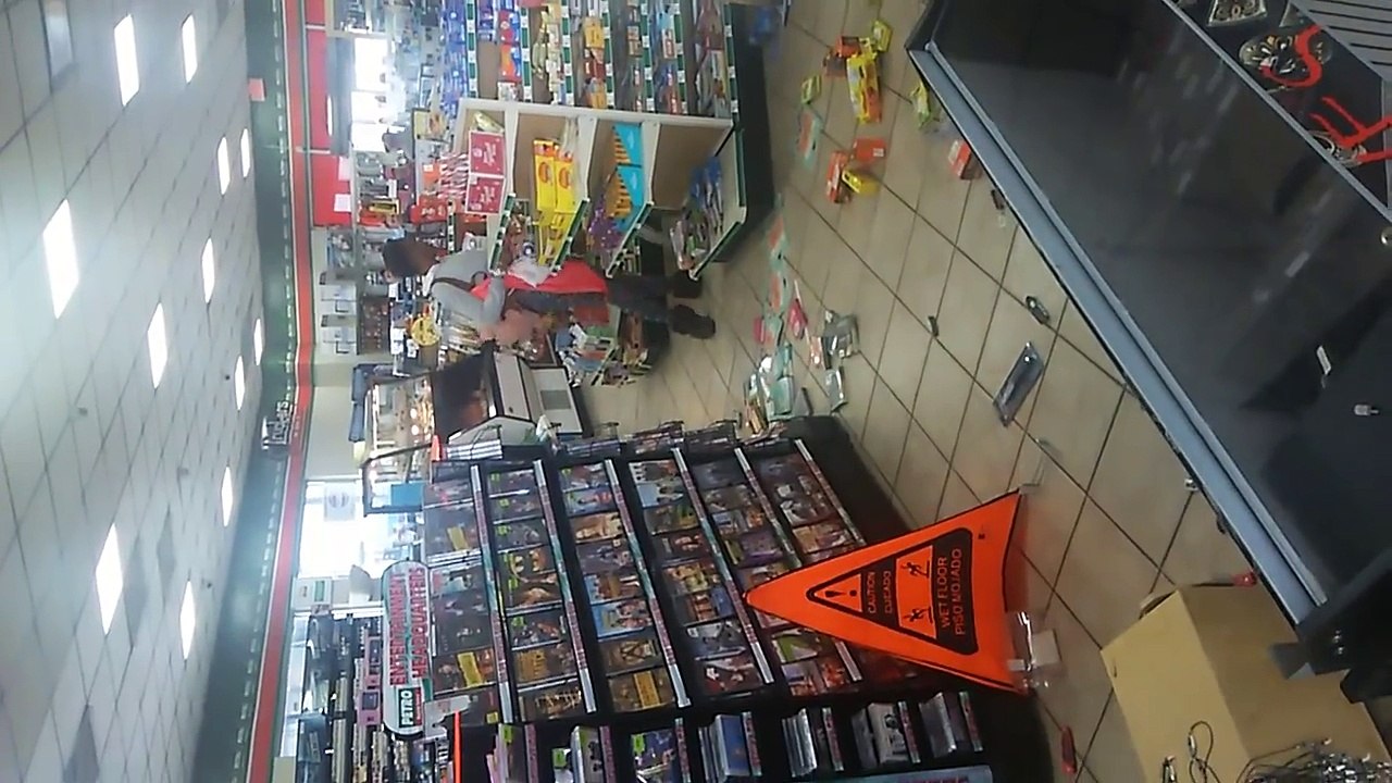 Une femme pète un câble et saccage un magasin