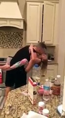 Padre e figlia ballano in CuCINA