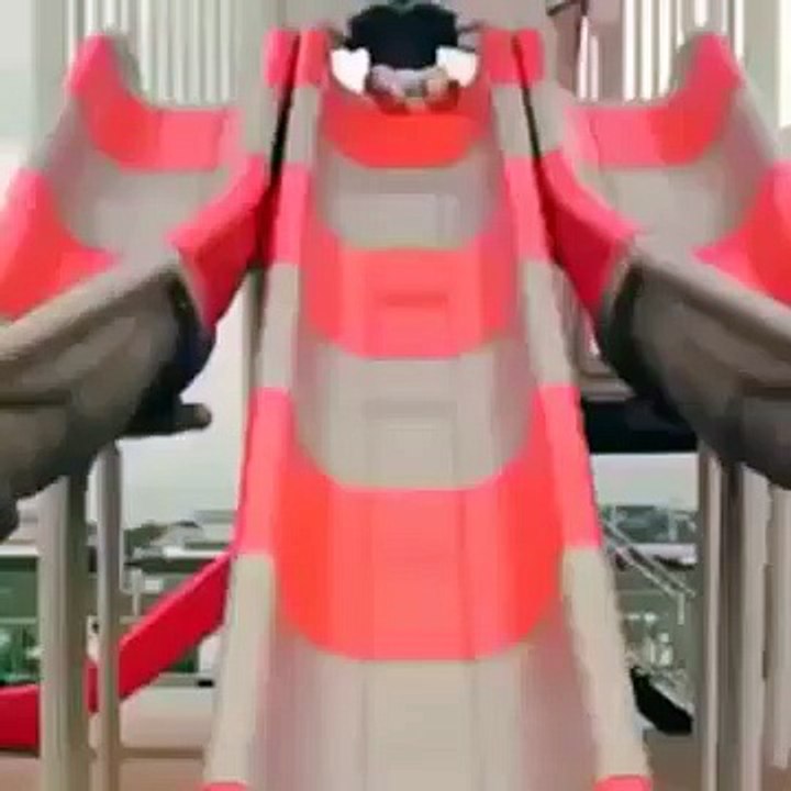 Un petit garçon a une drôle de technique pour faire du toboggan