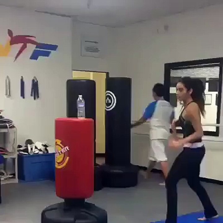 Une femme ninja