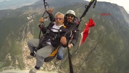 Fethiye'de Paraşüt Pilotları Şehit Ailelerine Yardım İçin Uçtu