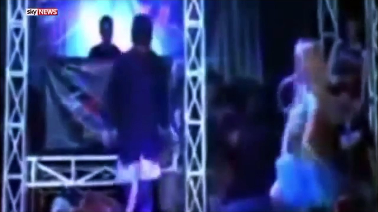 Singer died after bitten by King Kobra. (シンガーは、キングコブラに噛まれて死にました。)