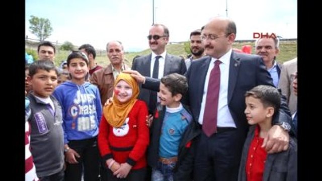 Başbakan Yardımcısı Akdoğan Şehit Çocukları ve Suriyeli Çocuklarla Uçurtma Uçurdu