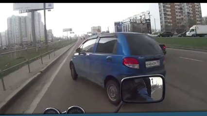 Un motard évite la mort de justesse à cause d’un automobiliste fou