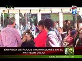 ENTREGA DE FOCOS AHORRADORES EN EL PANTEON VIEJO