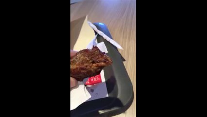 Il trouve une tête de poulet dans un paquet de Chicken Wings chez Quick