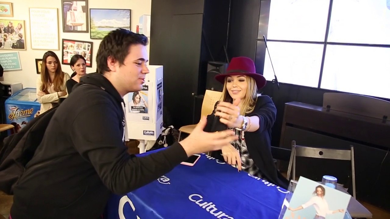 Nabilla dédicace son livre "Trop vite" à Sorgues