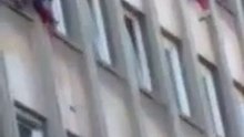 http://www.dailymotion.com/video/x461btn_batman-spiderman-superman-et-captain-america-a-l-hopital-necker_fun