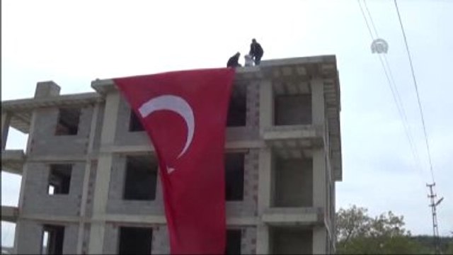 Şehit Uzman Çavuş Hacımahmutoğlu'nun Dedesinin Evine Türk Bayrağı Asıldı