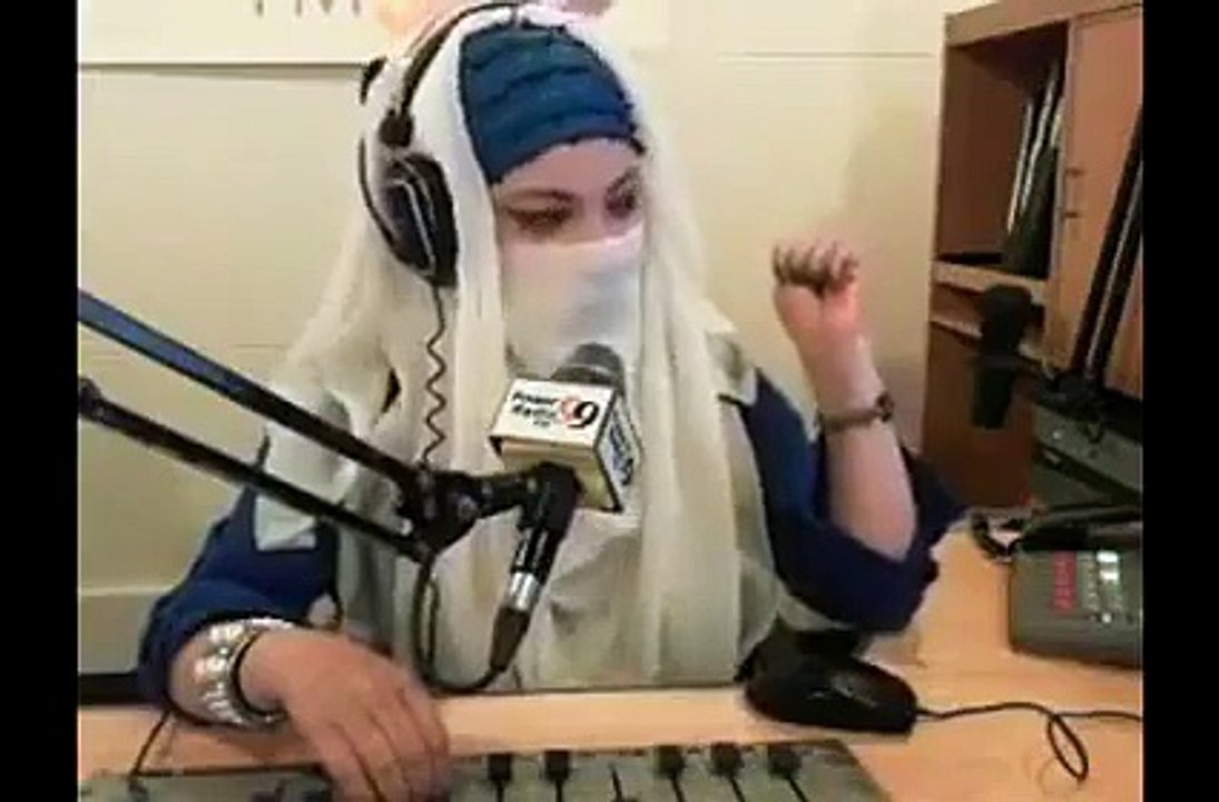 یہ لڑکی کتنی زبانیں بولتی ہے