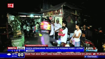 Teknisi PLN Perbaiki Kabel di Lokasi Kebakaran Senen