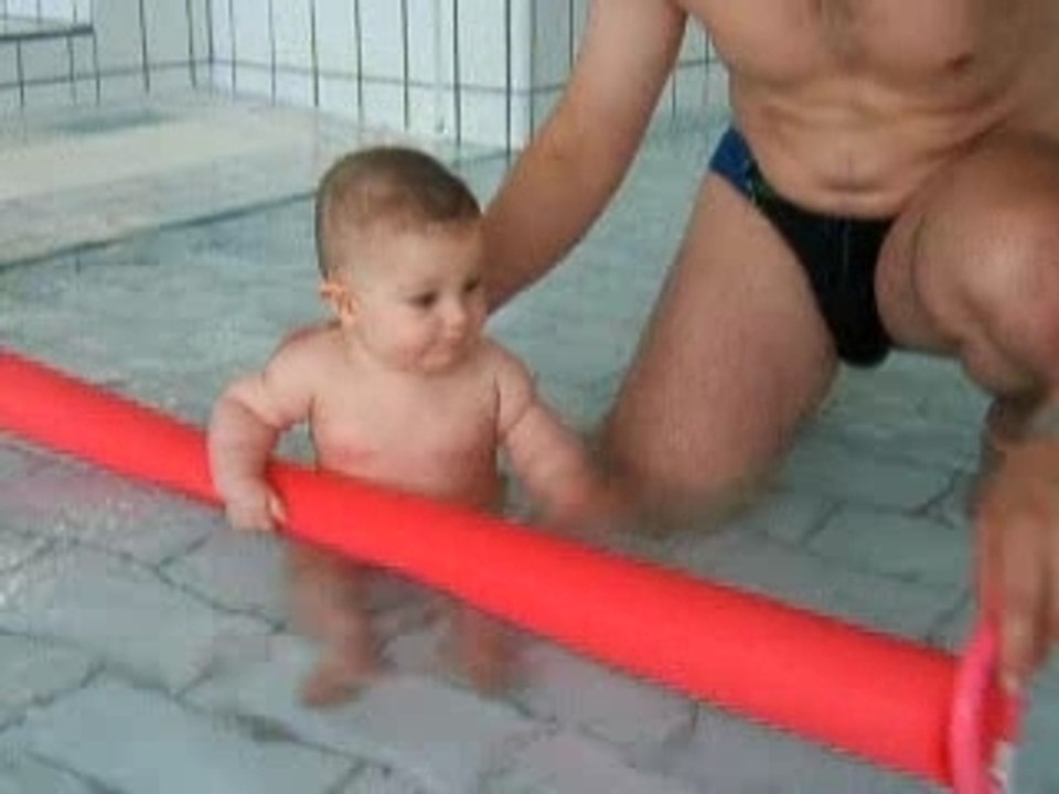 Ylan à la piscine