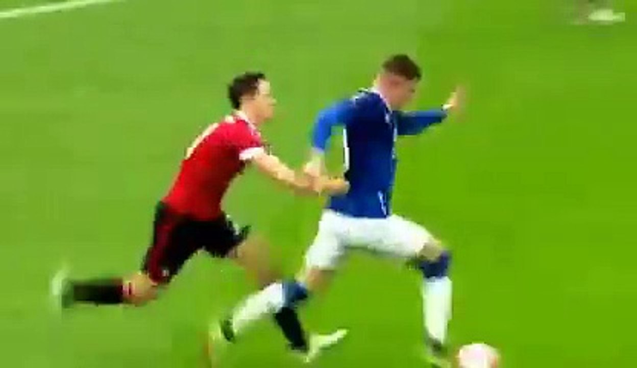 Ander Herrera yellow card after 1 minute - Everton vs Manchester United 23-04-2016 HD