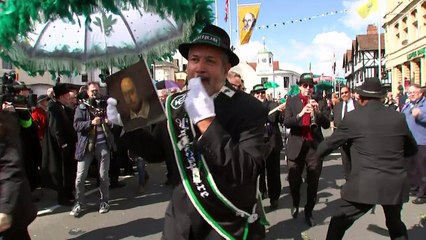 Thousands celebrate Shakespeare in Stratford-Upon-Avon