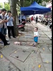 Des policiers s'attaquent à sa grande-mère en pleine rue ! Regardez bien la réaction du petit... Adorable !