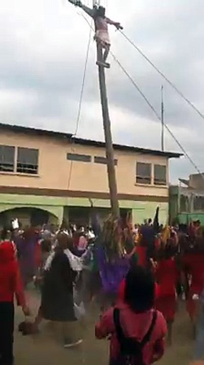 Se les cae el cristo