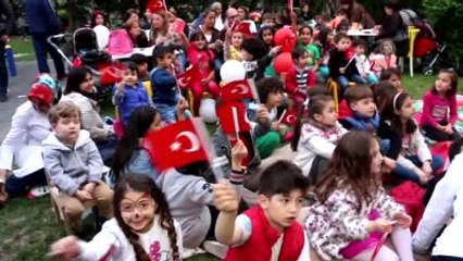 Miniklerin Açık Havada Çizgi Film Keyfi