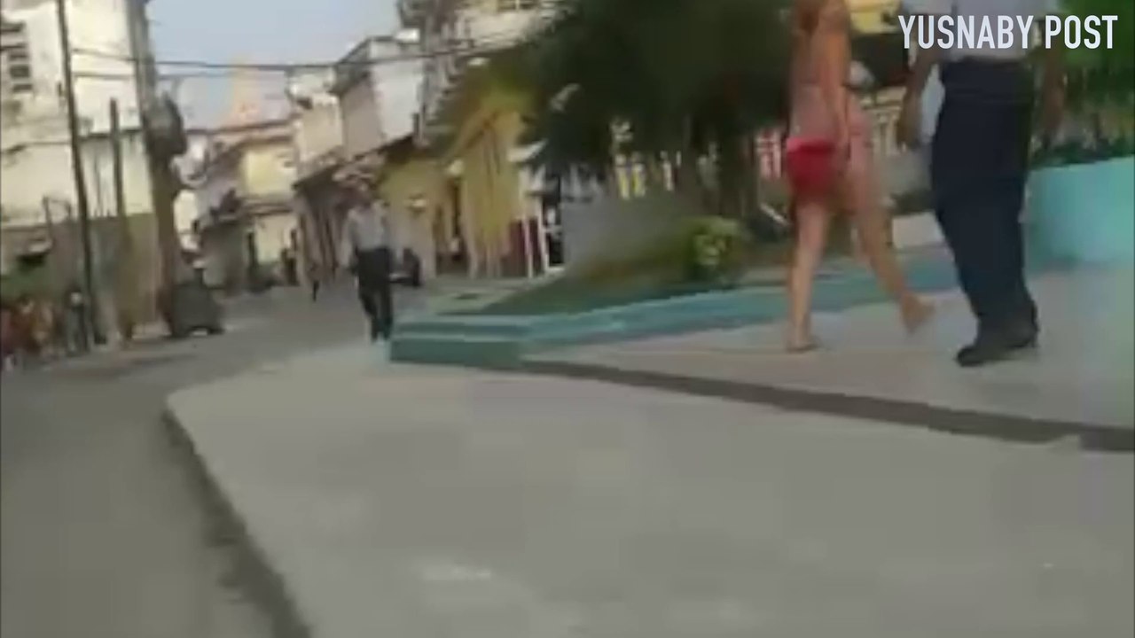 Mujer protesta frente a una Unidad de Policía en La Habana quitándose la ropa