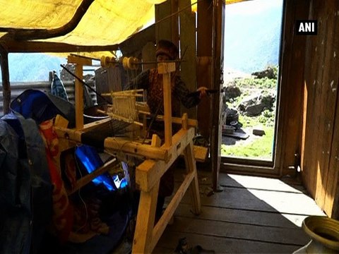 Frustrated victims of Nepal quake struggle to rebuild life