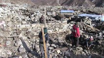 Népal: un village fantôme tente de reprendre vie un an après le séisme