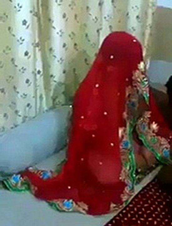 The boy put on the veil and the bride's wedding video on Facebook when everyone away so tuhuga taking video to upload