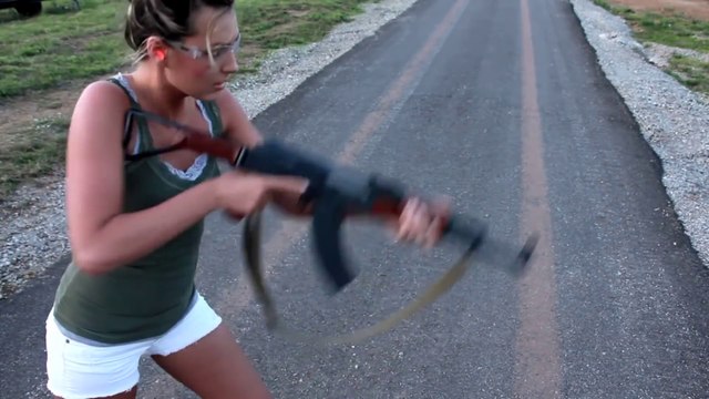 девушка стреляет из АК