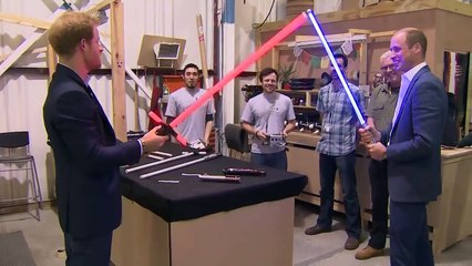 Quand le prince William et Harry se battent au sabre laser