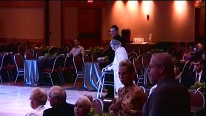 Une mamie de 94 ans avec son déambulateur épate tout le monde en dansant comme une jeunette!