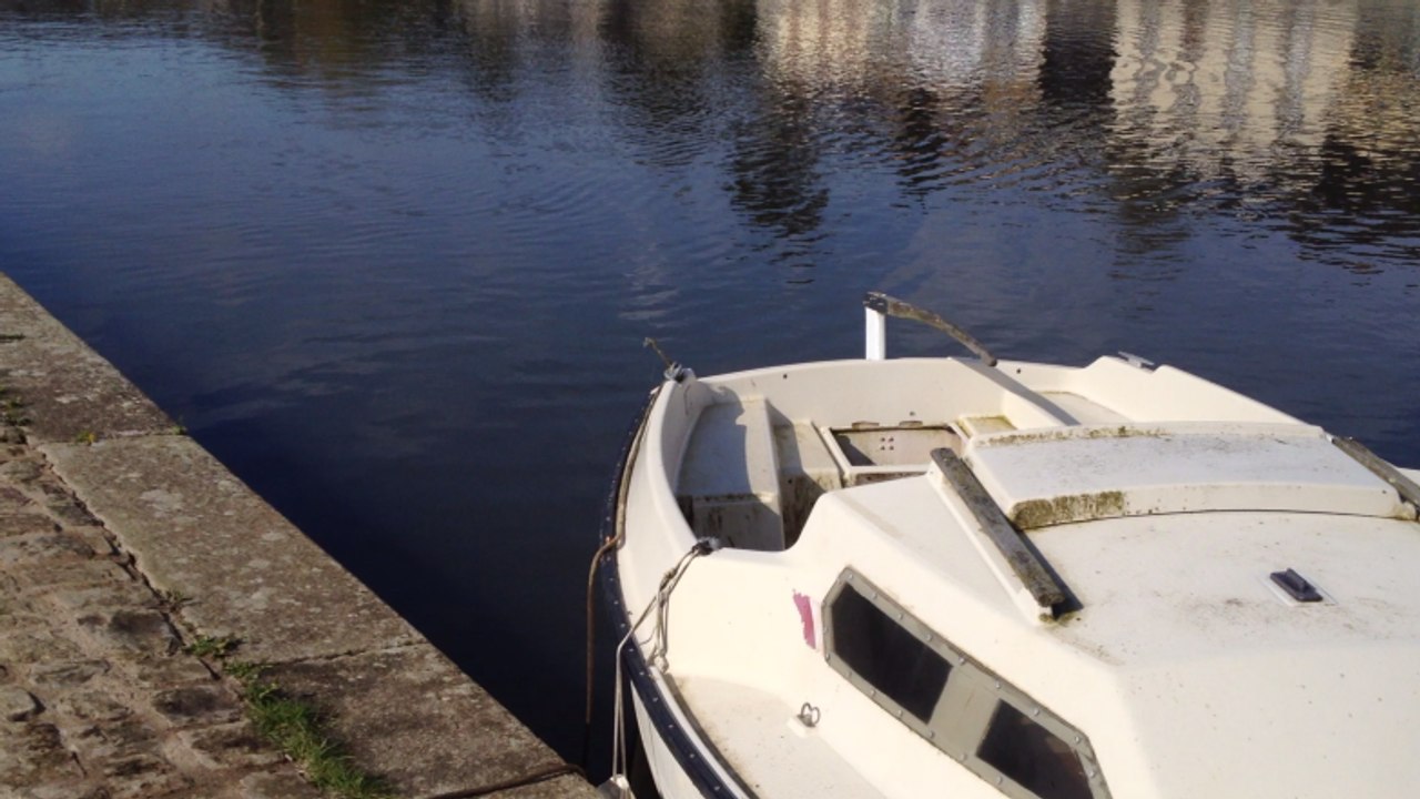La voiture tombe dans la Mayenne