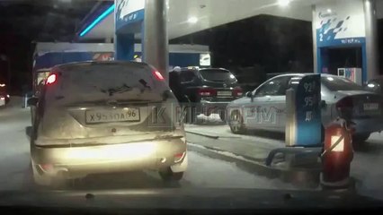 ДЕВУШКА ИЗ СУРГУТА ЗАЖИГАЕТ НА ЗАПРАВКЕ ПОЛНЫЙ ПИПЕЦ)))