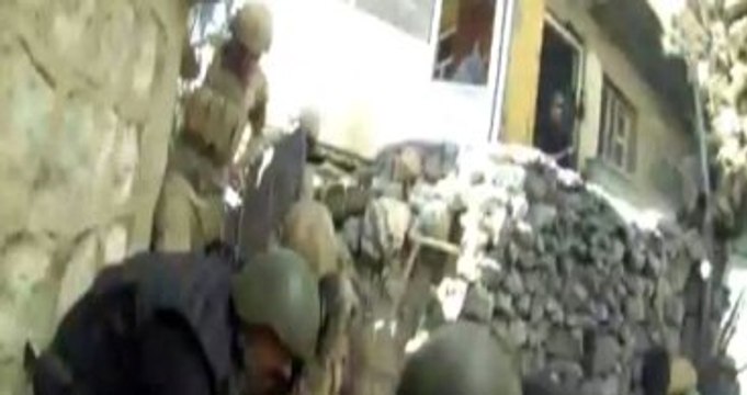 Operasyon Anı Kamerada! Teröristler Eve Sıkıştırıldı, Asker Çatışmaya Girdi  - Dailymotion Video