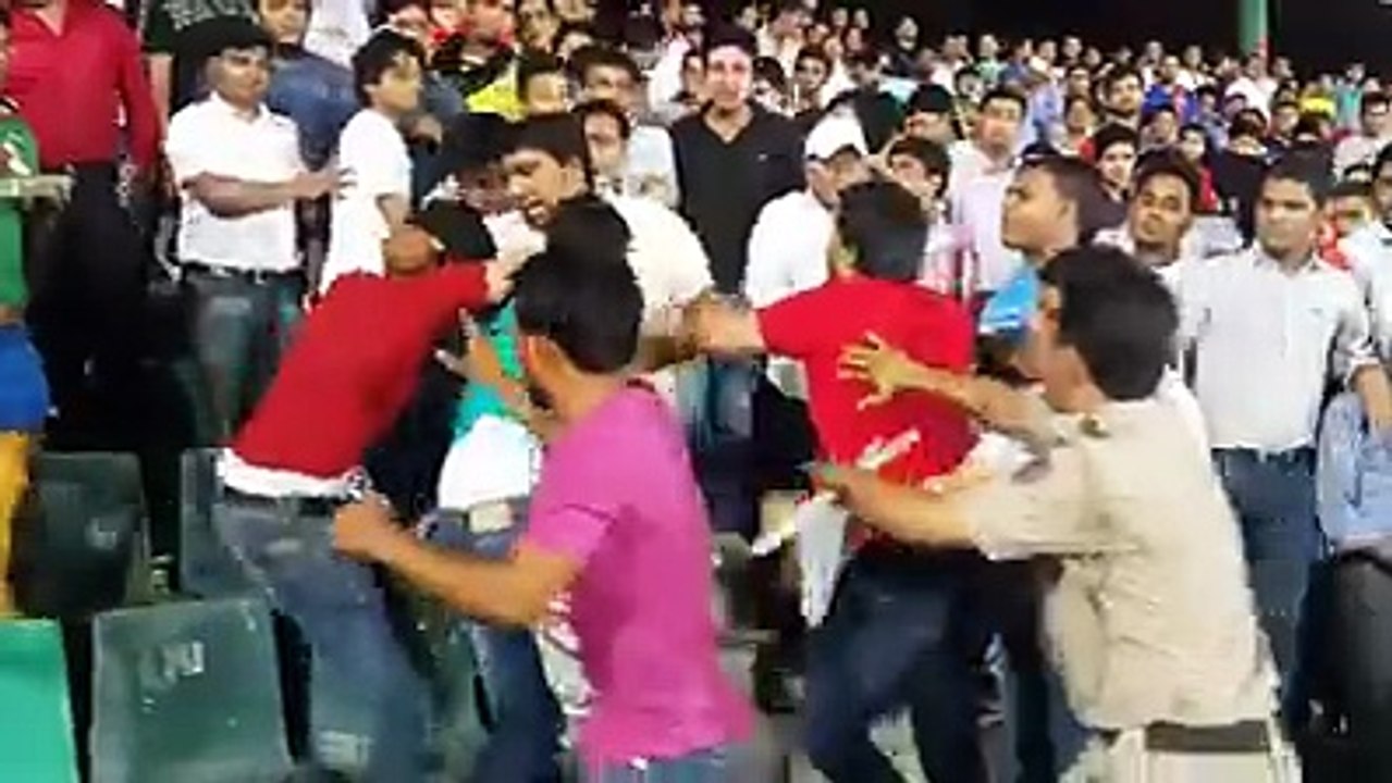 Can You Imageine - Public Fight For Seat DD vs KXIP 2016