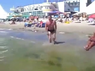 Мужик первый раз на море