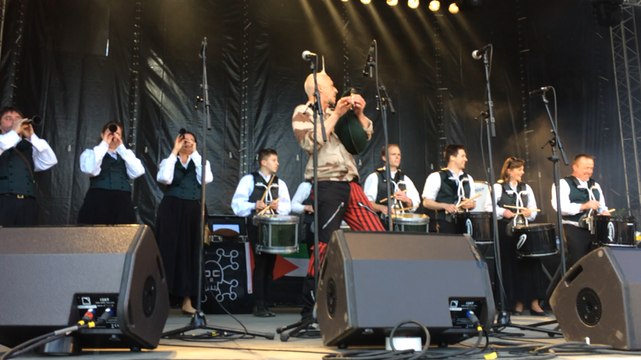 Les Ramoneurs de menhir déracinent Paimpol