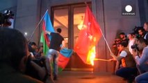 Ermenistan'da Türkiye ve Azerbaycan bayraklarını yakıldı
