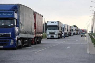 Kapıkule'de Sınır Kapısında Kilometrelerce Tır Kuyruğu Oluştu