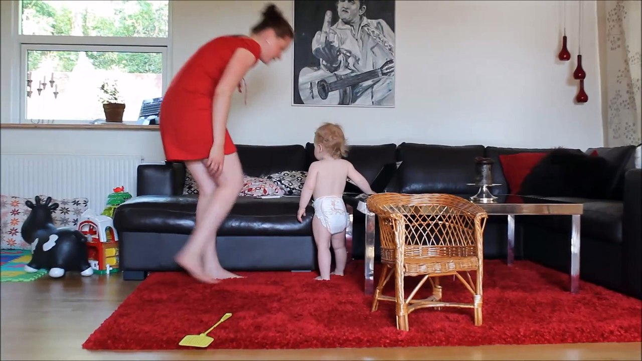 Le papa se met à filmer son bébé qui danse avec sa maman, mais regardez ses pieds de plus près...