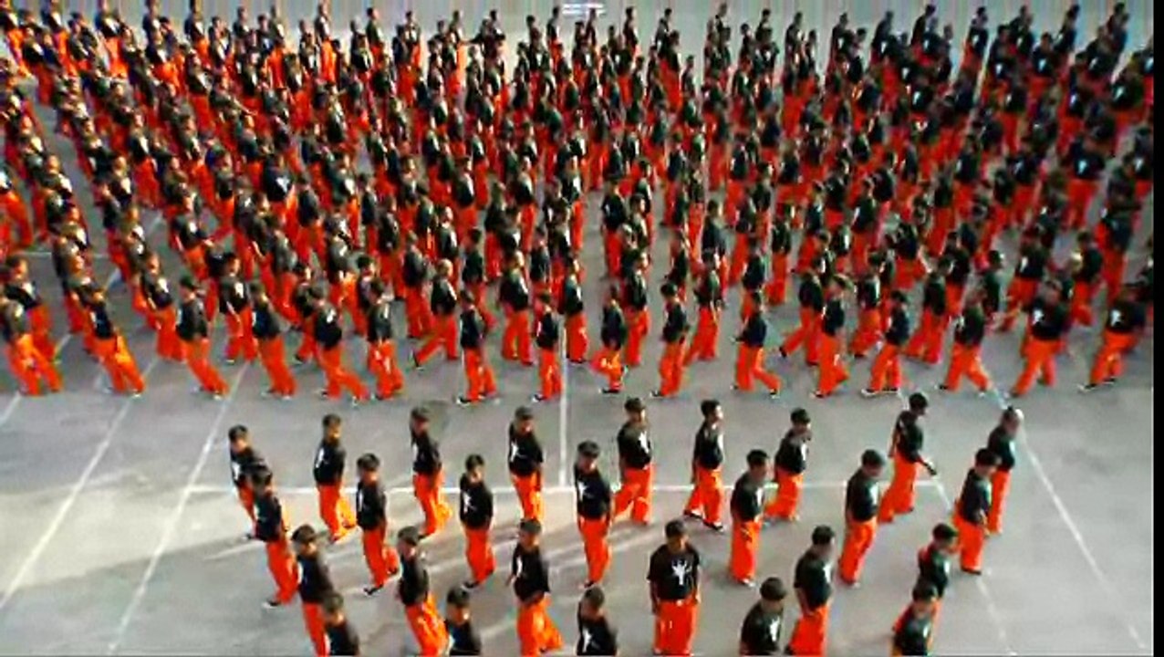 Les prisonniers marchent vers la caméra dans une formation en V. Mais regardez qui se trouve derrière eux!