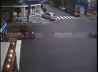 下载视频: Motard hits car, which hits pedestrian and crashes into mattress store