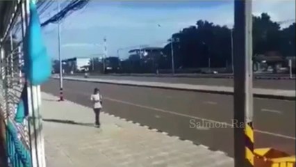 Intelligent Girl Cheats Robber Caught On Cctv