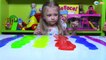 Игрушки для детей. Ярослава проводит эксперименты с цветными лизунами. Tiki Taki Kids