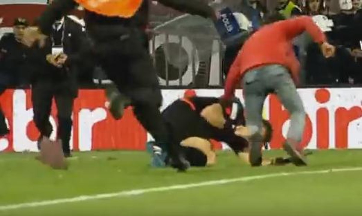 trabzonSPOR taraftarı sahaya girdi çizgi hakemini yumrukladı. 24 nisan 2016