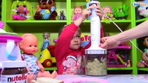 Кукла Ненуко. Ярослава готовит фруктовое пюре для Куклы. Видео для детей. Doll Nenuco