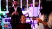 Noiva rapa o cabelo no casamento para o seu noivo com cancro terminal