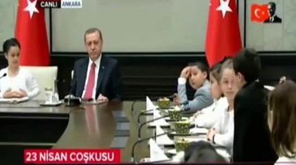 Şehit çocuğu Cumhurbaşkanı Recep Tayyip Erdoğan'a terör sorusu sorarken ağladı - 23 Nisan