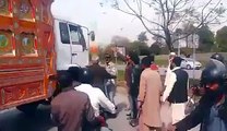 Islamabad: What citizens did when City police blocked route for public VIP protocol. ‪#‎VIPCULTURE‬